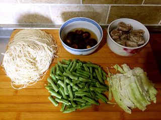 1、排骨豆角焖面,准备食材，排骨焯水，香菇温水泡发，豆角切段，圆白菜切丝。
