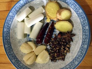 2、排骨豆角焖面,准备调料，葱切段，姜切块，蒜拍破。