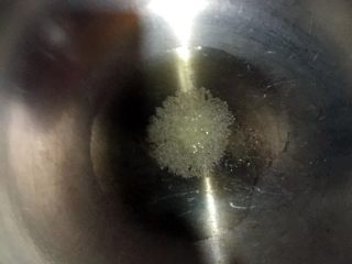 3、排骨豆角焖面,热锅倒入少许油，往油中放一调羹白糖。