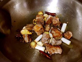 5、排骨豆角焖面,放入排骨，葱姜蒜花椒粒八角翻炒片刻。