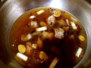 7、排骨豆角焖面,往锅中加入没过排骨的开水，小火炖煮排骨熟烂备用。