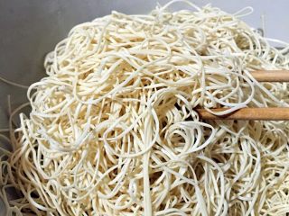 8、排骨豆角焖面,排骨快炖好时，将面条放入容器中，淋入少许食用油，拌均匀。