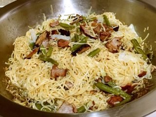 13、排骨豆角焖面,小火焖十五分钟，将排骨汤焖干即可。