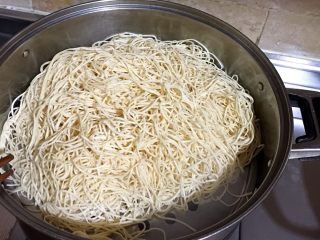 9、排骨豆角焖面,将均匀拌上油的面条，上蒸锅蒸十分钟。