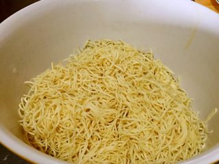 10、排骨豆角焖面,蒸过的面条取出放入容器抖散。