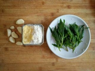 3、忆苦思甜的野菜扒拉,准备食材，小麦粉和玉米粉1:1的量混合，面条菜清洗沥水。