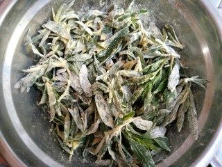 5、忆苦思甜的野菜扒拉,用筷子搅拌均匀。使每片叶片上都均匀裹上面粉（薄薄一层即可）。这个时候面粉不够可以再补撒。