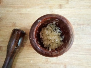 7、忆苦思甜的野菜扒拉,蒜去蒂放入蒜臼中捣成蒜泥。