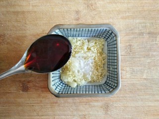 8、忆苦思甜的野菜扒拉,在蒜泥中加适量的盐和鸡精，并加入味极鲜酱油。