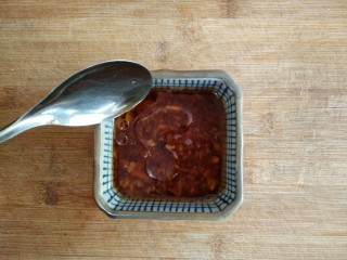 10、忆苦思甜的野菜扒拉,加入适量香油调味，拌匀。（喜欢吃辣椒的的宝宝们根据个人口味添加辣椒油即可）