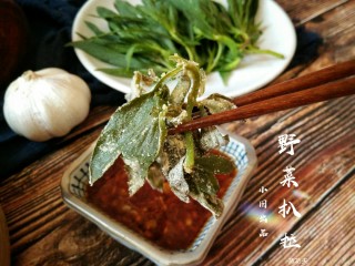 14、忆苦思甜的野菜扒拉,清香鲜嫩的蒸面条菜蘸着蒜泥吃起来吧。