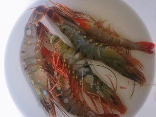 2、芝士大虾火腿意面,大虾掐头，去虾线，留尾。