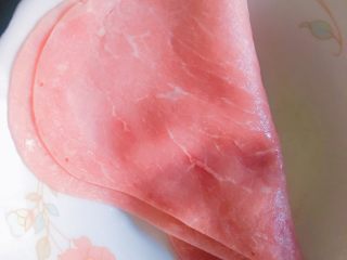 3、芝士大虾火腿意面,火腿解冻切小方块