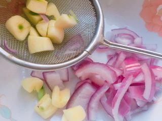 4、芝士大虾火腿意面,蒜头洋葱切碎待用，番茄切丁，蘑菇切片，青豆洗净。