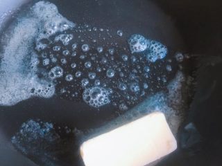 5、芝士大虾火腿意面,黄油10克，小火，融化