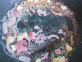 6、芝士大虾火腿意面,洋葱蒜末入锅鞭炒至香味扑鼻