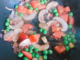 7、芝士大虾火腿意面,➕青豆，蘑菇，番茄，一起炒。