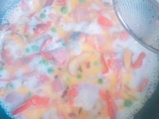 8、芝士大虾火腿意面,➕虾➕火腿➕半杯牛奶，一起煮煮煮。