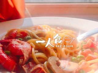 11、芝士大虾火腿意面,配上牛奶，开动！????