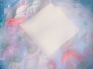 9、芝士大虾火腿意面,煮到锅内还有1cm厚的汁，➕一片芝士，➕煮好滤干的意面，一起翻炒起锅，汁可以多留一些盛盘，因为意面很吃汁，以免太黏。