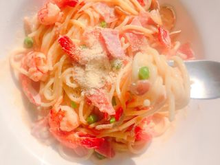 10、芝士大虾火腿意面,最后根据自己喜好，可以撒点干奶酪粉，可以撒点迷迭香。