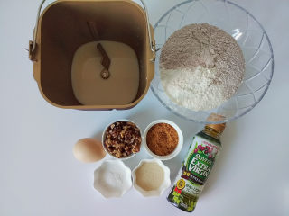 1、黑麦核桃红糖吐司,准备好材料，称好重量