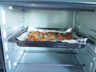 2、黑麦核桃红糖吐司,核桃仁洗干净沥干放入烤箱180度烤8-10分钟，切碎备用