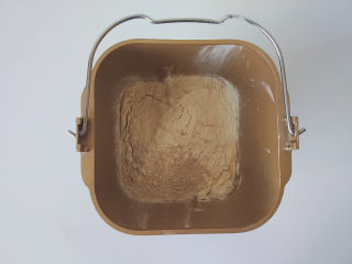 4、黑麦核桃红糖吐司,再倒入两种面粉，在液体上面