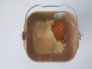 5、黑麦核桃红糖吐司,再把红糖和酵母一起放入，启动搅拌，揉止10分钟