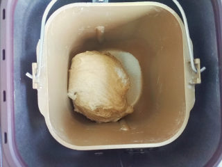 6、黑麦核桃红糖吐司,再倒入盐，揉止看不到盐颗粒为止，大概5-6分钟