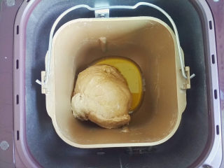 7、黑麦核桃红糖吐司,再把橄榄油倒入，揉止出薄膜即可