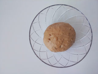 9、黑麦核桃红糖吐司,把面团拿出来握出光滑面，放入盆中盖上保鲜膜一发