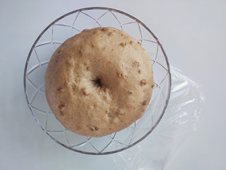 10、黑麦核桃红糖吐司,在温暖处，发酵之2倍大，手按下去不回缩，不塌即可