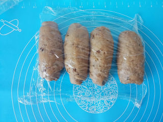 12、黑麦核桃红糖吐司,四个卷盖上保鲜膜，静置15分钟