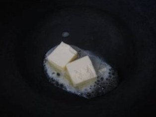 3、俄式罐焖牛肉,锅烧热放黄油融化