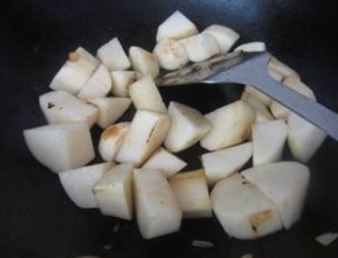 6、俄式罐焖牛肉,用黄油炒香土豆