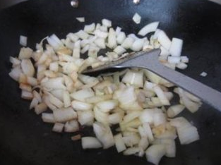 7、俄式罐焖牛肉,用黄油炒香洋葱