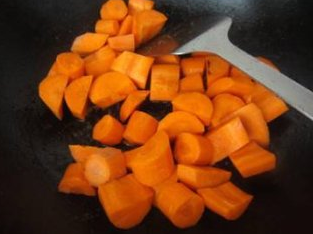 8、俄式罐焖牛肉,用黄油炒香胡萝卜