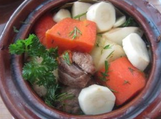 11、俄式罐焖牛肉,撒入茴香，香芹，香叶，欧洲防风块儿，大蒜，加入现磨黑胡椒和盐少许调味。