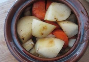 9、俄式罐焖牛肉,土豆，洋葱和胡萝卜，炒到五成熟，分别放入小陶罐里。