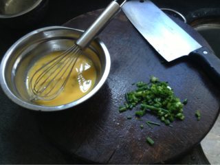 1、鸡蛋卷,鸡蛋打散，切葱。