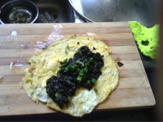 3、鸡蛋卷,紫菜炒熟加盐
