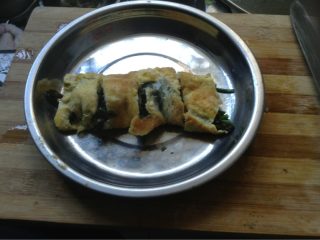 4、鸡蛋卷,在鸡蛋上放好紫菜，卷成成筒状