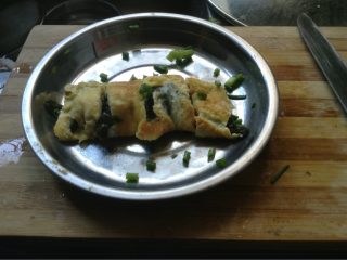 5、鸡蛋卷,最后撒上葱