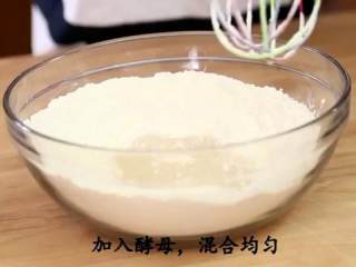 1、我们来做汉堡包吧（上集）（家庭手工版）,面粉、盐、糖、酵母混合均匀
