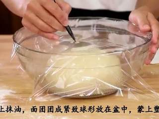 3、我们来做汉堡包吧（上集）（家庭手工版）,倒入干粉，搅拌成团，揉20分钟至光滑，裹上保鲜膜发酵1小时