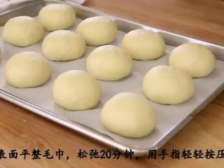 4、我们来做汉堡包吧（上集）（家庭手工版）,面团分成12等分，每份约82克，按压折叠搓成小球，松弛20分钟后按压成稍扁，发酵45分钟