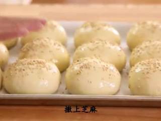 5、我们来做汉堡包吧（上集）（家庭手工版）,将蛋液涂在面团上，撒上芝麻，放到预热至200摄氏度的烤箱烤15分钟