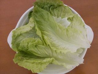 2、烤出来的美味——奥尔良香烤排骨,2.准备生菜。