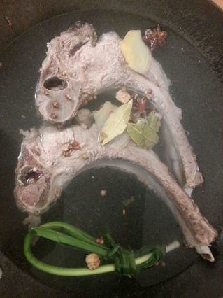 4、烤出来的美味——奥尔良香烤排骨,4.把排骨、香料放入锅里煮15分钟。（最好加一点料酒）